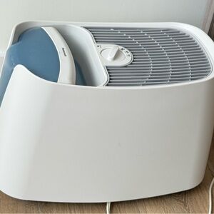 White and Blue Humidifier